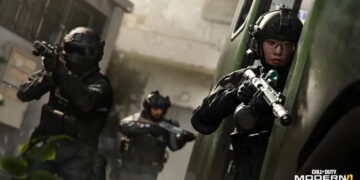 سه اپراتور نظامی با لباس و کلاهخود تاکتیکی مشکی در حال تیراندازی و حرکت از کنار خودروی زرهی به همراه لوگوی کال آو دیوتی مدرن وارفر