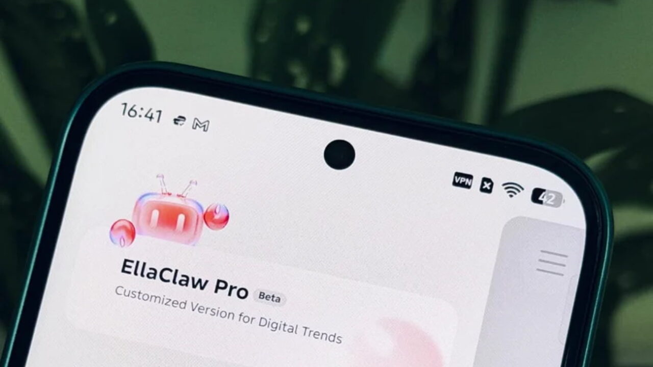 نمای نزدیک گوشی هوشمندی با صفحهای که عنوان «Ellaclaw Pro» و بخشی از تاریخچه گفتوگوها را نشان میدهد.
