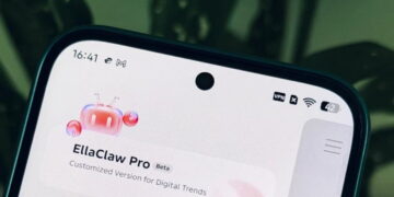 نمای نزدیک گوشی هوشمندی با صفحهای که عنوان «Ellaclaw Pro» و بخشی از تاریخچه گفتوگوها را نشان میدهد.