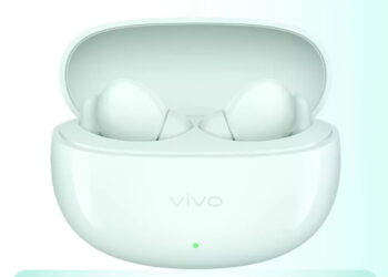 ایرباد سفید ویوو داخل کیس شارژ بازشده با لوگوی vivo و نشانگر LED سبز روی پس‌زمینه مینت.
