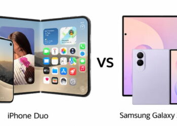 تصویر مقایسه‌ای شامل کانسپت گوشی تاشو اپل با نام iPhone Duo در سمت چپ و گوشی سامسونگ Galaxy Z Fold 8 در سمت راست