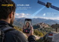 تصویر تبلیغاتی مشترک Fastweb و Starlink با ماهواره‌ای که به گوشی در حال تماس تصویری متصل است، نشان‌دهنده اتصال مستقیم به سلول (Direct to Cell) در مناطق کوهستانی و روستایی ایتالیا با علامت‌های Appenini Italia