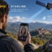 تصویر تبلیغاتی مشترک Fastweb و Starlink با ماهوارهای که به گوشی در حال تماس تصویری متصل است، نشاندهنده اتصال مستقیم به سلول (Direct to Cell) در مناطق کوهستانی و روستایی ایتالیا با علامتهای Appenini Italia