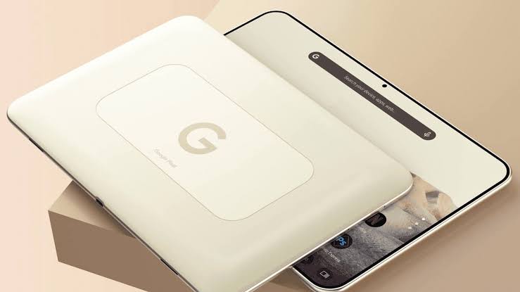 تبلت سفید و کرمرنگ Google Pixel قرارگرفته روی پایه زاویهدار، همراه با نمایش پنل پشتی مجهز به لوگوی حرف G و پینهای اتصال مغناطیسی در کنار لبه جلویی نمایشگر دستگاه.