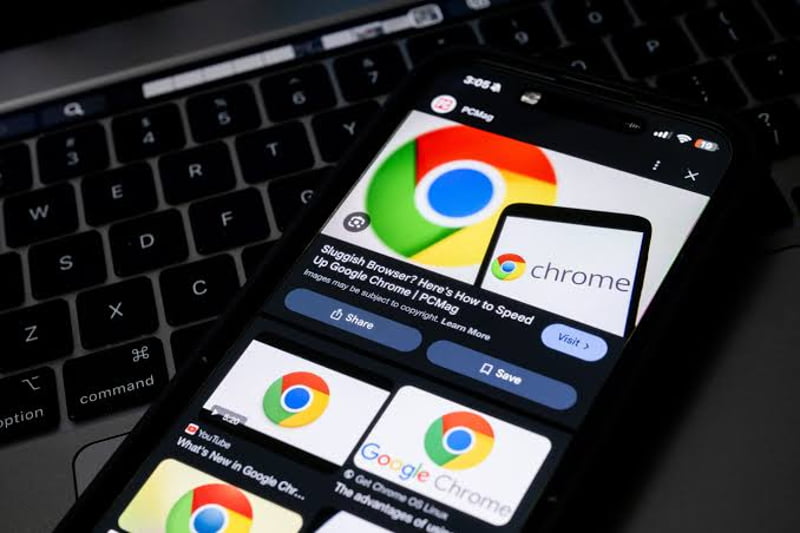 گوشی هوشمندی که روی کیبورد لپتاپ قرار گرفته و در صفحهی آن مطلب PCMag با تیتر Sluggish Browser? Here’s How to Speed Up Google Chrome / PCMag به همراه لوگوی گوگل کروم و ویدیوهای یوتیوب مرتبط نمایش داده میشود.