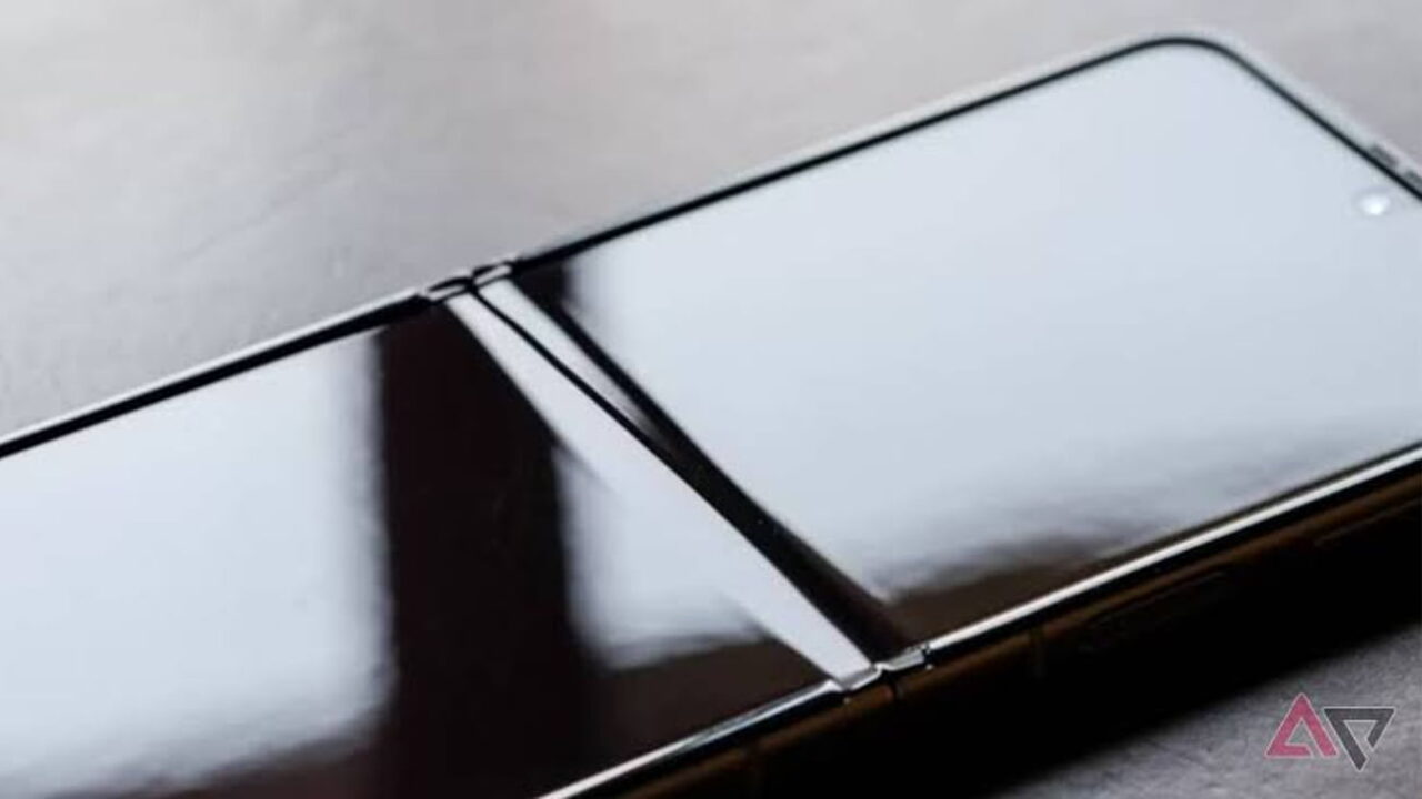 نمای نزدیک از لولای فلزی Samsung Galaxy Z Fold 3 در حالت بسته که مکانیزم تاشونده شدن نمایشگر و قاب باریک اطراف آن را با جلوههای بازتابی روشن به تصویر میکشد.