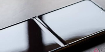 نمای نزدیک از لولای فلزی Samsung Galaxy Z Fold 3 در حالت بسته که مکانیزم تاشونده شدن نمایشگر و قاب باریک اطراف آن را با جلوههای بازتابی روشن به تصویر میکشد.