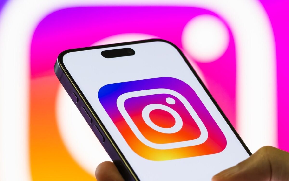 تصویری از لوگوی اینستاگرام روی تلفن همراه