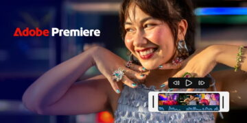 زن جوانی با لبخند و زیورآلات پرزرقوبرق و دستهای بالا برده در پسزمینه، با لوگوی قرمز Adobe Premiere در سمت چپ و المان رابط کاربری تایملاین ویدیو با دکمههای کنترل پخش در پیشزمینه.