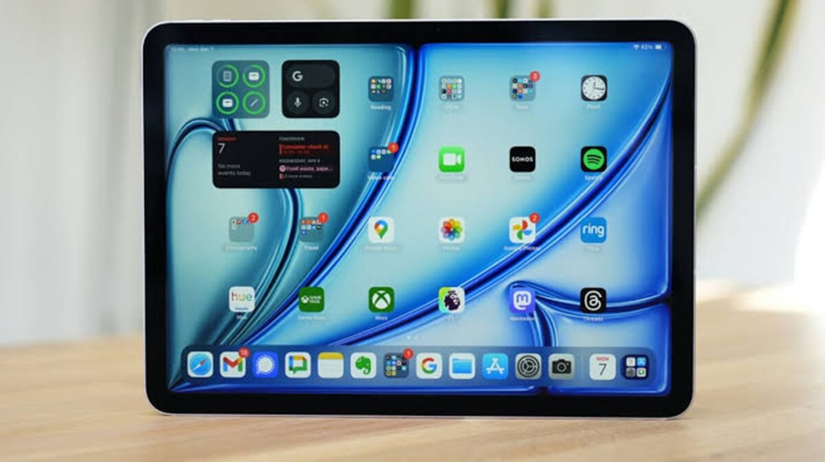 iPad Air M3 در دو اندازه ۱۱ و ۱۳ اینچی عرضه شده و از تراشه M3 با CPU هشتهستهای، GPU نههستهای، Neural Engine شانزدههستهای، پهنای باند حافظه ۱۰۰GB/s و ۸ گیگابایت حافظه یکپارچه استفاده میکند.
