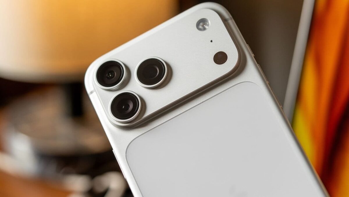iPhone 18 Pro از بدنهای با طراحی Aluminum Unibody استفاده میکند و ابعاد دقیق آن 150 میلیمتر ارتفاع، 71.9 میلیمتر عرض و 8.75 میلیمتر ضخامت است؛