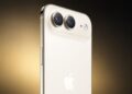 نمای نزدیک از پشت گوشی iPhone Air اپل در رنگ کرم روشن؛ دوربین دولنز با قاب طلایی، فلش LED و لوگوی اپل روی پسزمینه طلایی-مشکی استودیویی.