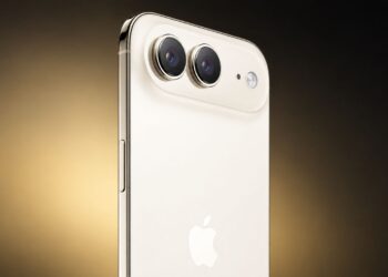 نمای نزدیک از پشت گوشی iPhone Air اپل در رنگ کرم روشن؛ دوربین دو‌لنز با قاب طلایی، فلش LED و لوگوی اپل روی پس‌زمینه طلایی-مشکی استودیویی.