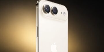 نمای نزدیک از پشت گوشی iPhone Air اپل در رنگ کرم روشن؛ دوربین دولنز با قاب طلایی، فلش LED و لوگوی اپل روی پسزمینه طلایی-مشکی استودیویی.