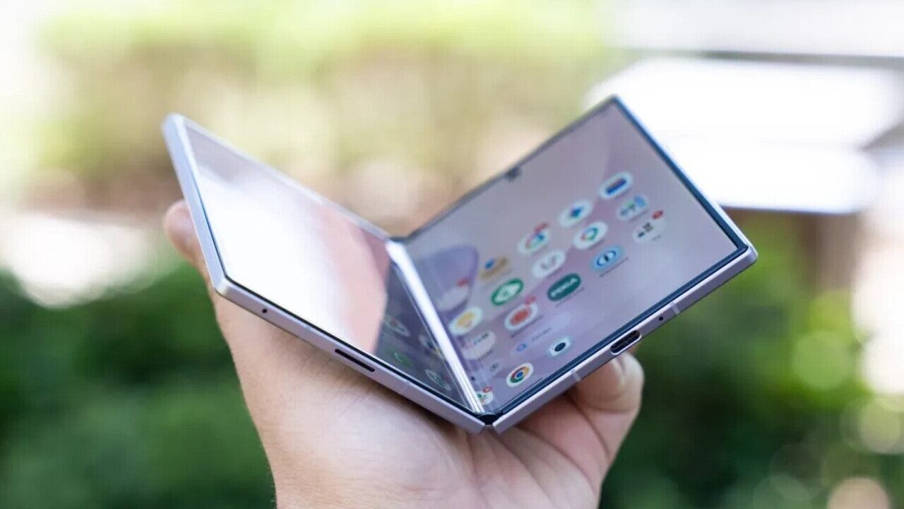 تصویری از انیمیشن آیفون Duo روی Galaxy Z Fold 8