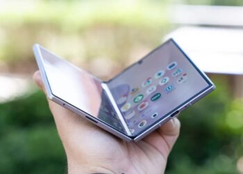 تصویری از انیمیشن آیفون Duo روی Galaxy Z Fold 8