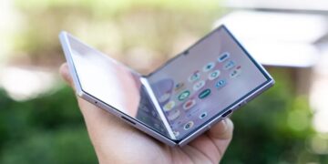 تصویری از انیمیشن آیفون Duo روی Galaxy Z Fold 8