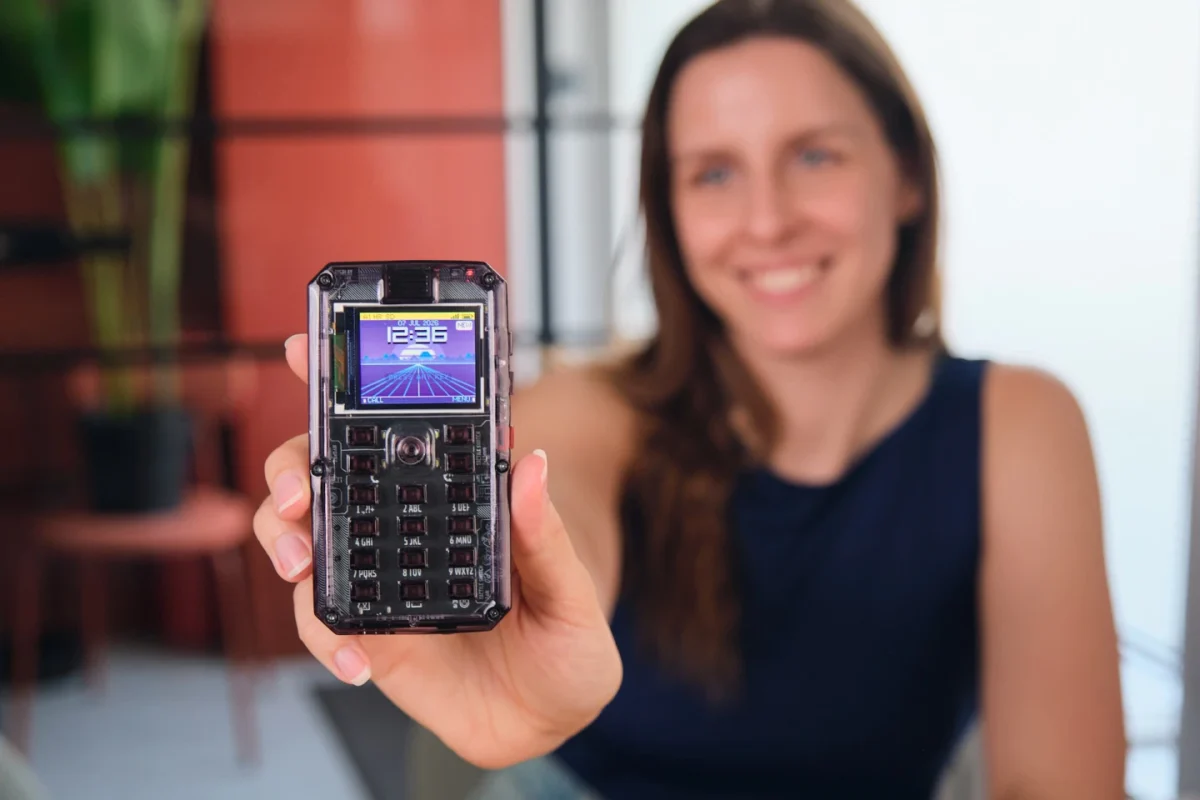 نمایش نمای جلویی گوشی MAKERphone 2.0 با نمایشگر رنگی و صفحهکلید عددی
