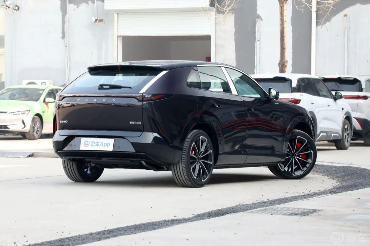 نمای عقب مزدا CX-6e مشکی با چراغ‌های باریک و طراحی اسپرت بدنه