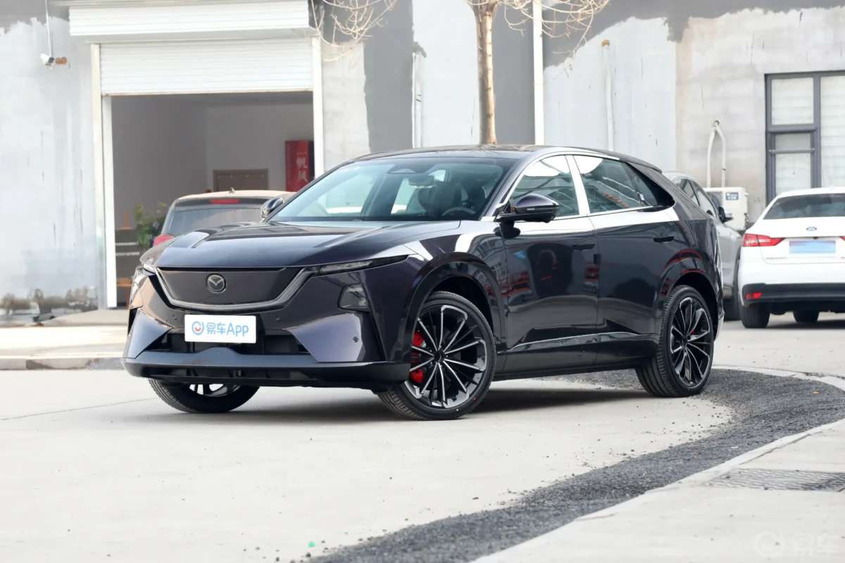 نمای جلو و جانبی مزدا CX-6e مشکی با رینگ‌های بزرگ و کالیپرهای قرمز