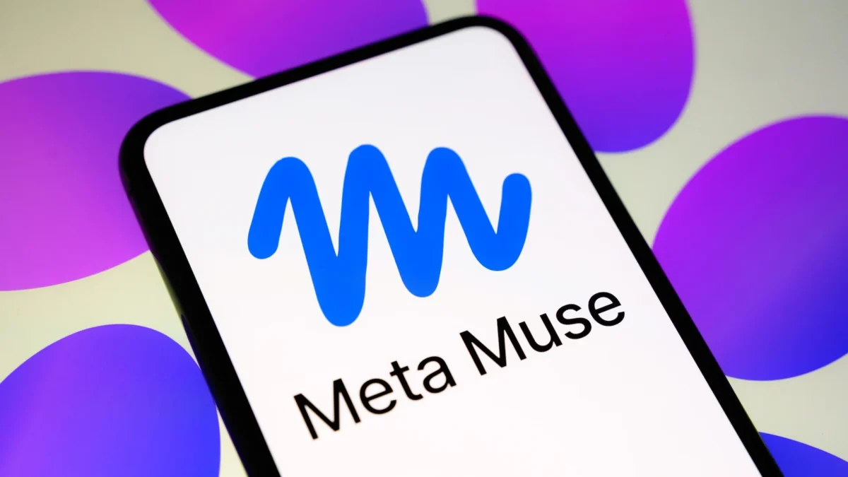 نمایشگر یک گوشی هوشمند که لوگوی موجدار آبی رنگ Meta Muse و نام آن را روی پسزمینهای با دایرههای بنفش نشان میدهد.