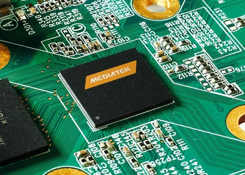 نمای نزدیک پردازنده MediaTek نصبشده روی برد الکترونیکی سبز رنگ با قطعات سختافزاری