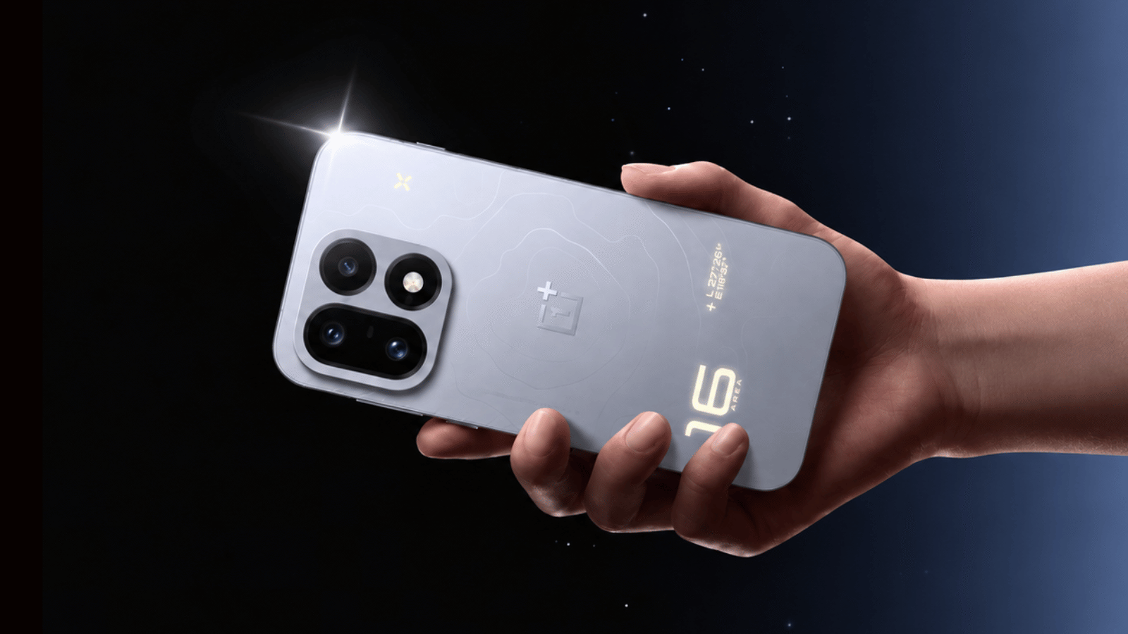 یک دست که گوشی OnePlus 16 نقرهای را افقی نگه داشته در پسزمینه ستارهای تیره؛ نمای پشت گوشی با ماژول دوربین دایرهای، طرح موج مشبک و عدد درخشان 16 روی بدنه.