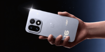 یک دست که گوشی OnePlus 16 نقرهای را افقی نگه داشته در پسزمینه ستارهای تیره؛ نمای پشت گوشی با ماژول دوربین دایرهای، طرح موج مشبک و عدد درخشان 16 روی بدنه.