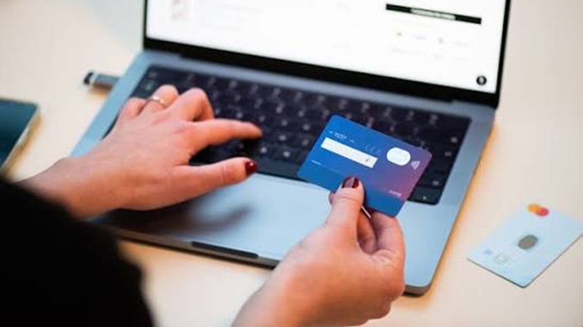 یک CTA مناسب باید دقیقا به کاربر بگوید مرحله بعدی چیست؛ عباراتی مانند «افزودن به سبد خرید»، «خرید محصول» یا «مشاهده قیمت» در بسیاری از موقعیتها از CTAهای مبهم عملکرد بهتری دارند، زیرا اقدام مورد انتظار را روشن میکنند.