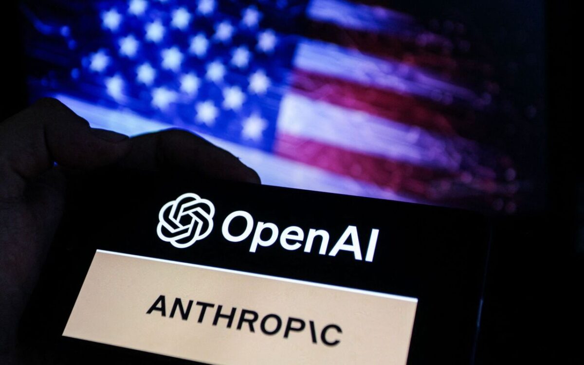 تصویری از لوگوی OpenAI و آنتروپیک داخل گوشی همراه و پس زمینه پرچم آمریکا