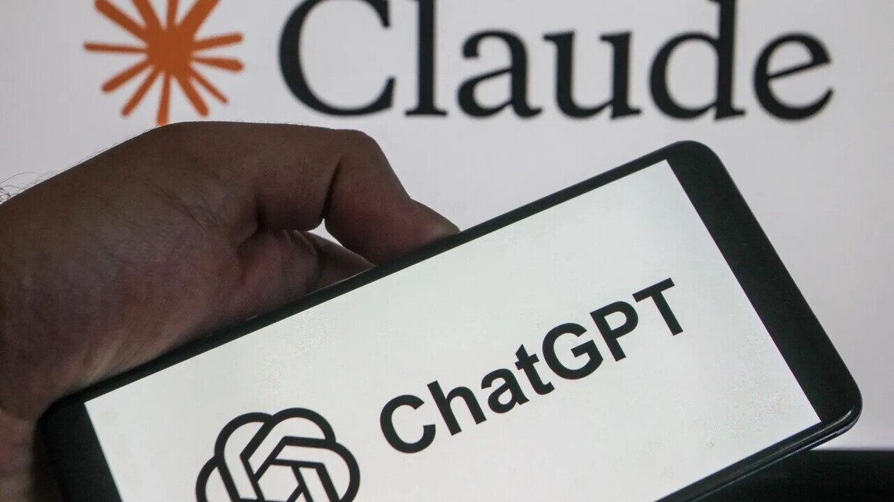 تصویری از لوگوی chatGPT و لوگوی claude در دست کاربر