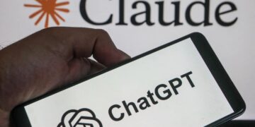 تصویری از لوگوی chatGPT و لوگوی claude در دست کاربر