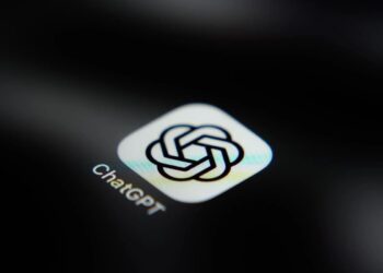 تصویری از لوگوی ChatGPT و خبر توقف اشتراک Pro OpenAI