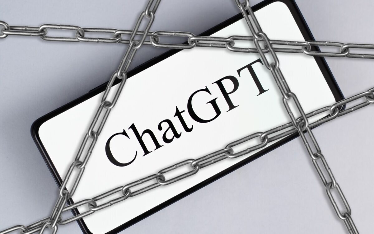 تصویری از لوگوی ChatGPT روی تلفن همراه