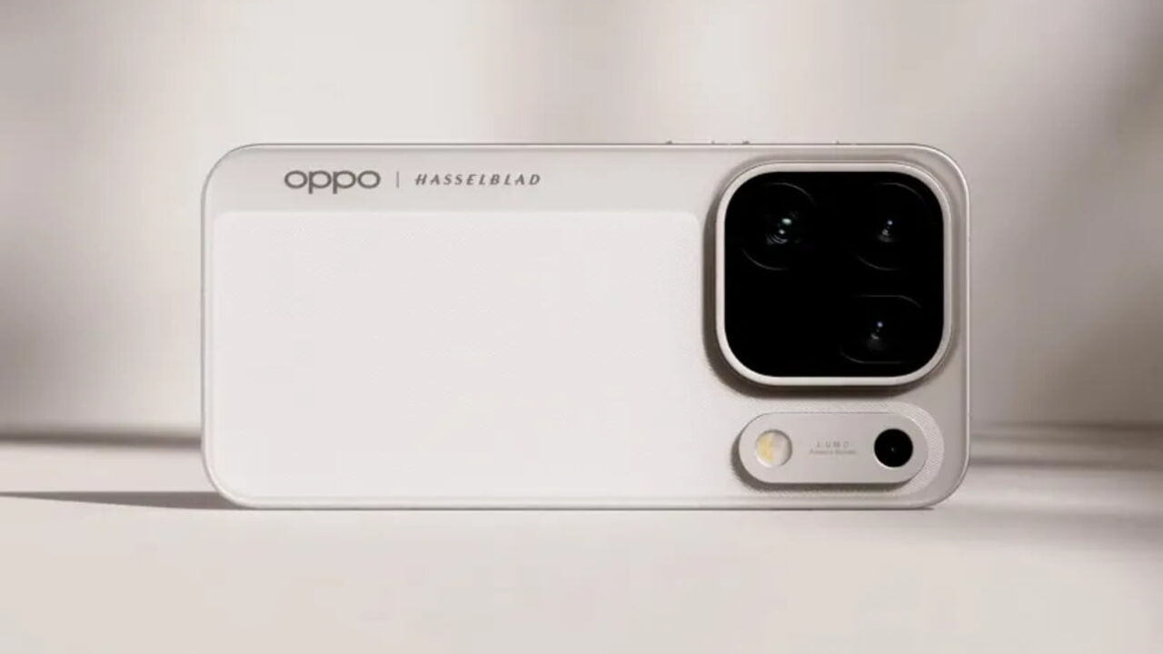نمای کاملاً مستقیم و متقارن از پشت گوشی Oppo Find X10 Pro Max در رنگ سفید صدفی، با تمرکز بر ماژول دوربین مستطیلی مشکی‌رنگ و فلاش ال‌ای‌دی که در پایین سمت راست بدنه قرار دارد.