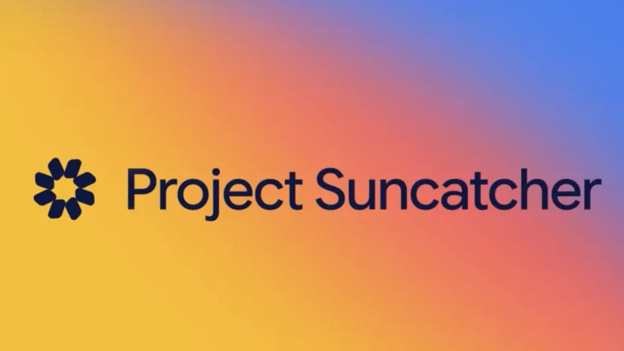 عنوان متنی Project Suncatcher با رنگ سرمهای تیره به همراه یک آیکون گرافیکی شبیه به گل یا خورشید هشتپر، روی پسزمینهای با گرادیان رنگهای ملایم زرد، نارنجی و آبی.