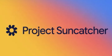 عنوان متنی Project Suncatcher با رنگ سرمه‌ای تیره به همراه یک آیکون گرافیکی شبیه به گل یا خورشید هشت‌پر، روی پس‌زمینه‌ای با گرادیان رنگ‌های ملایم زرد، نارنجی و آبی.