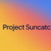 عنوان متنی Project Suncatcher با رنگ سرمهای تیره به همراه یک آیکون گرافیکی شبیه به گل یا خورشید هشتپر، روی پسزمینهای با گرادیان رنگهای ملایم زرد، نارنجی و آبی.
