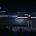 مراسم رونمایی پروژه زنیث (Project Zenith) روی صحنه با نمایش دستگاه سختافزاری پردازنده AMD Ryzen AI Halo در پسزمینه.