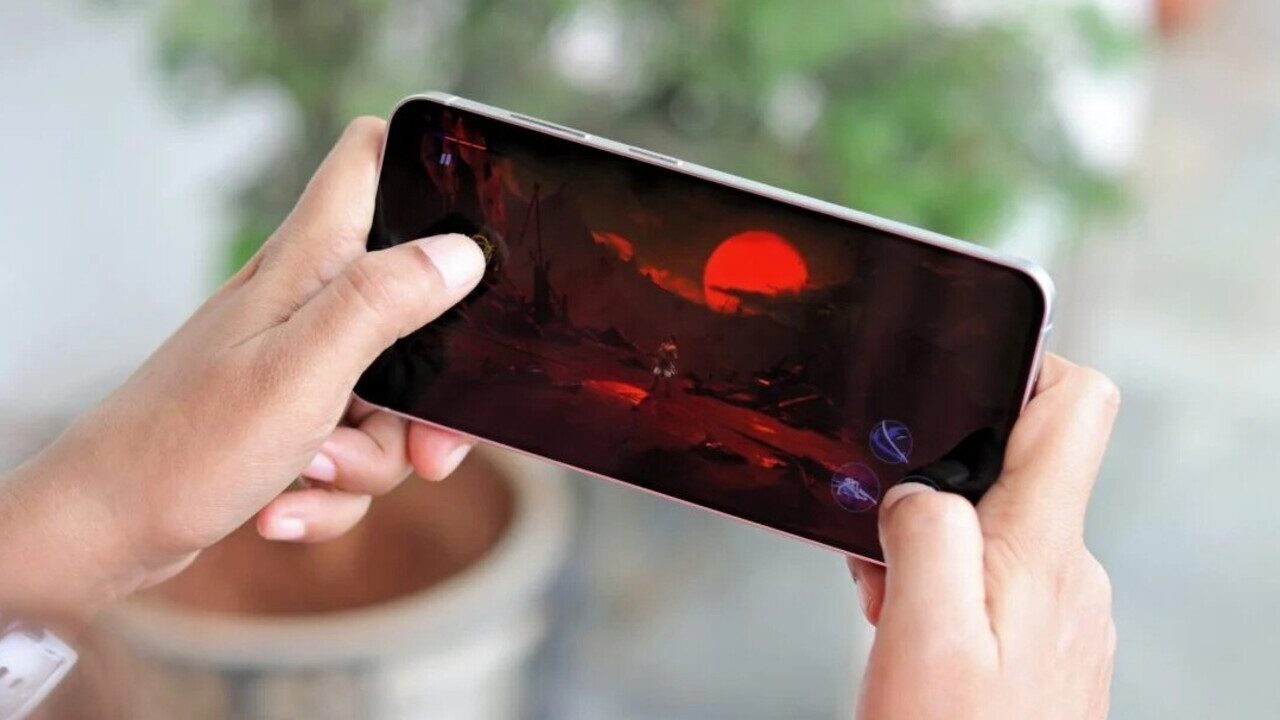 تصویری از گوشی سامسونگ در دست کاربر