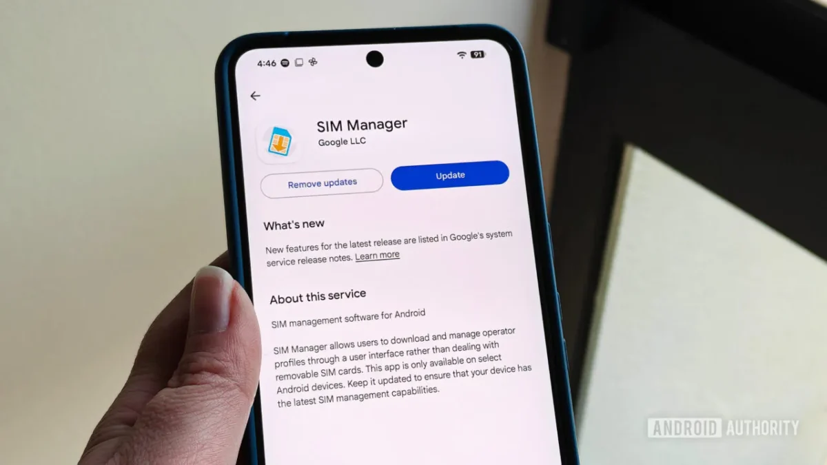 صفحه تنظیمات و بهروزرسانی سرویس SIM Manager شرکت گوگل روی گوشی پیکسل در دست کاربر.