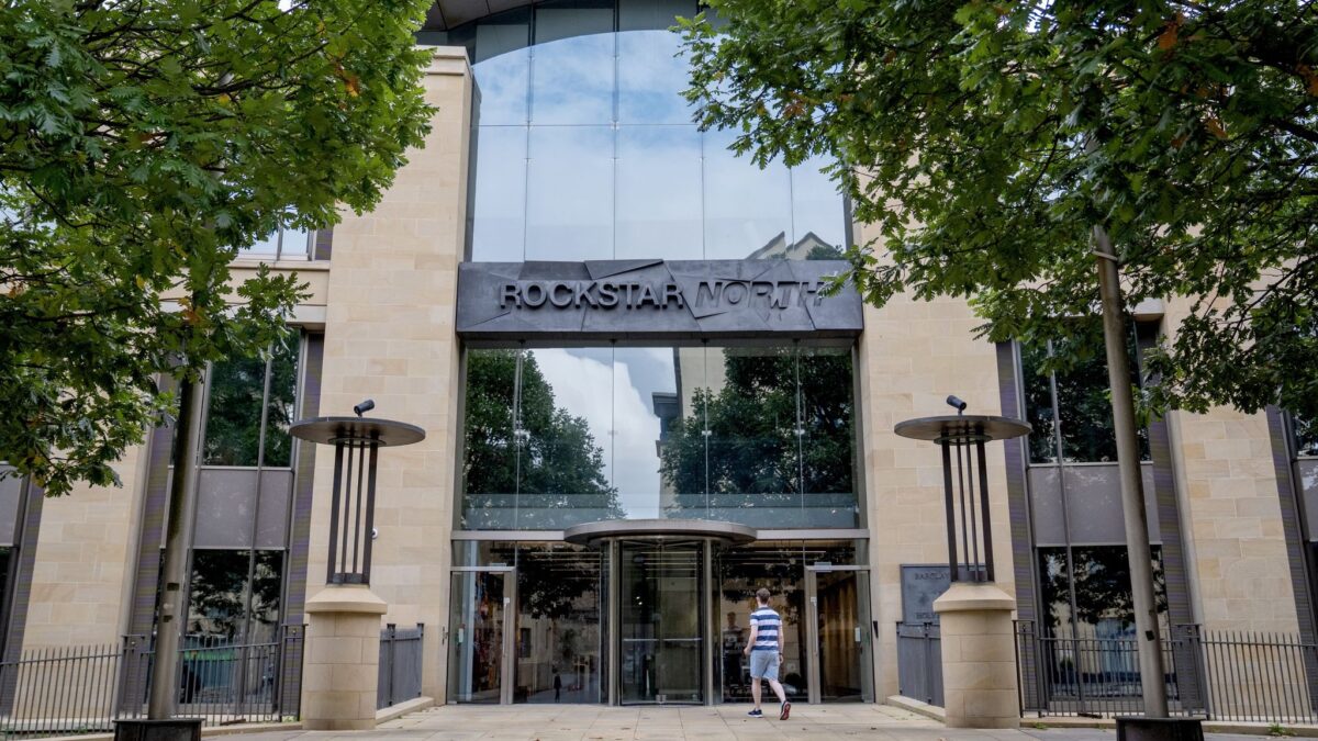 نمای بیرونی ورودی اصلی ساختمان شیشه‌ای و سنگی استودیوی راک استار نورث (Rockstar North) در شهر ادینبرو با درب گردان.
