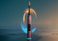 مسواک برقی هوشمند Philips Sonicare به رنگ برنزی متالیک همراه با خطوط نورانی آبی و طلایی چرخان در اطراف سری مسواک
