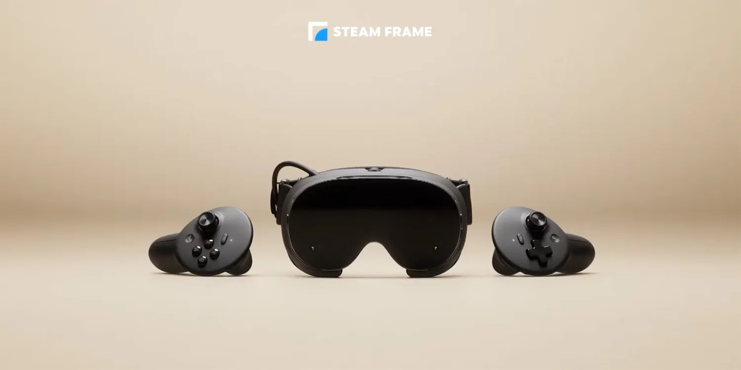 تصویر تبلیغاتی Valve Steam Frame با لوگوی آبی رنگ در بالا که هدست واقعیت مجازی مشکی را به همراه دو کنترلر بیسیم روی پسزمینه بژ محو قرار داده است.