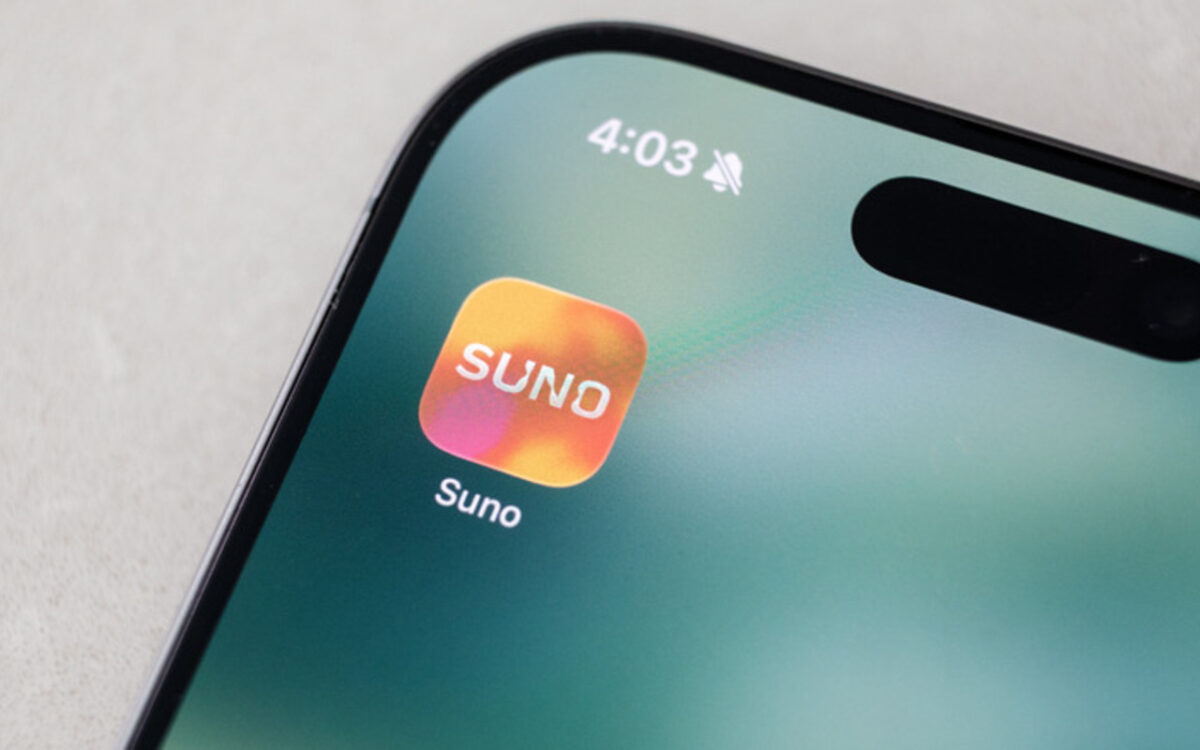 تصویری از برنامه Suno داخل تلفن همراه