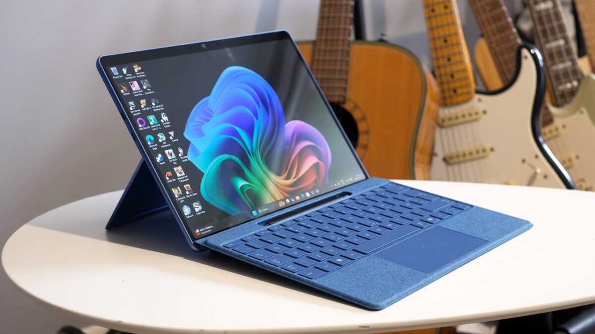 Surface Pro 11 برای کاربریهایی طراحی شده که بین تبلت و لپتاپ به یک دستگاه ترکیبی نیاز دارند و به همین دلیل، در انتخاب آن باید علاوه بر سختافزار خود دستگاه، کیبورد و قلم سازگار را نیز در بودجه محاسبه کرد.
