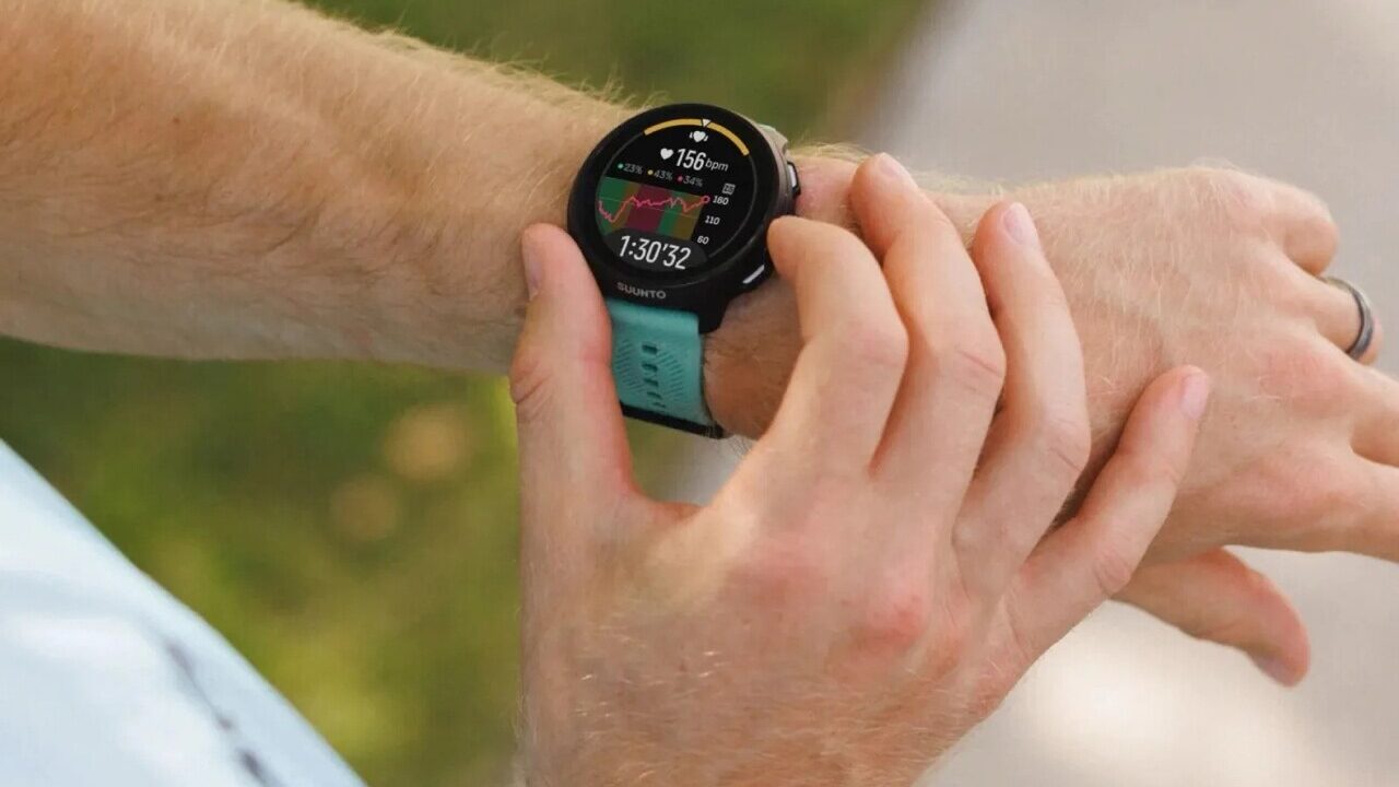 تصویری از Suunto Run 2 روی دست کاربر
