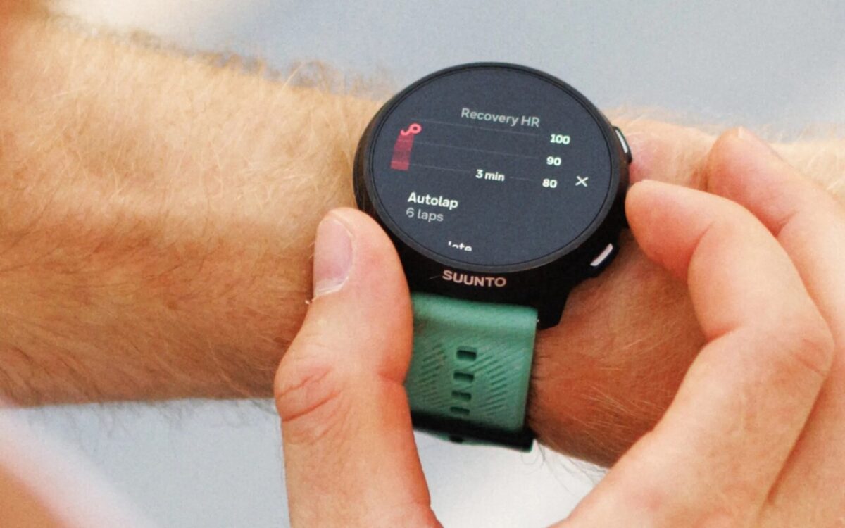 تصویری از Suunto Run 2 روی دست کاربر