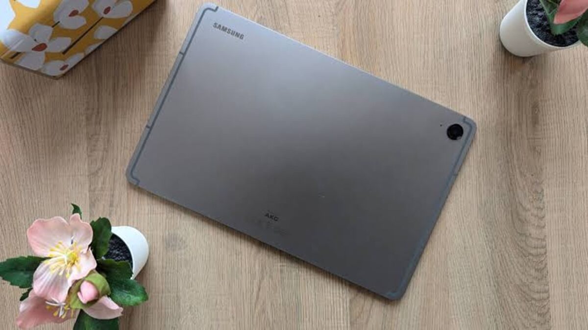 Galaxy Tab S10 Ultra برای کاربرانی ساخته شده که نمایشگر بسیار بزرگ و امکانات حرفهای اندروید را در اولویت قرار میدهند و از پنل ۱۴.۶ اینچی Dynamic AMOLED 2X با وضوح 2960×1848 بهره میبرد.