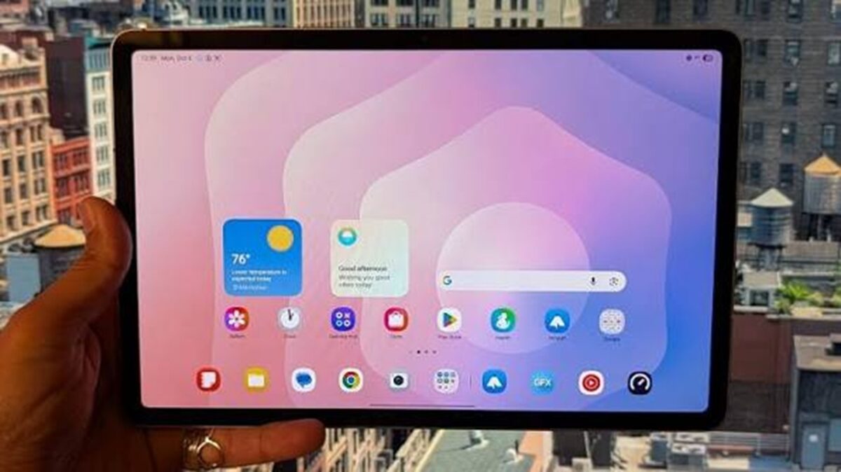 Galaxy Tab S11 با نمایشگر ۱۱ اینچی Dynamic AMOLED 2X، وضوح 2560×1600 و پشتیبانی از S Pen، روی قابلحمل بودن در کنار امکانات حرفهای تمرکز دارد و در مقایسه با مدل Ultra فضای کمتری اشغال میکند.